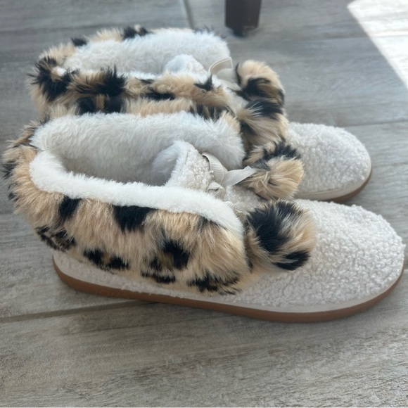 Toms Celeste Cheetah Shearling Booties Slippers Cozy Indoor Outdoor Size… - Picture 3 of 13